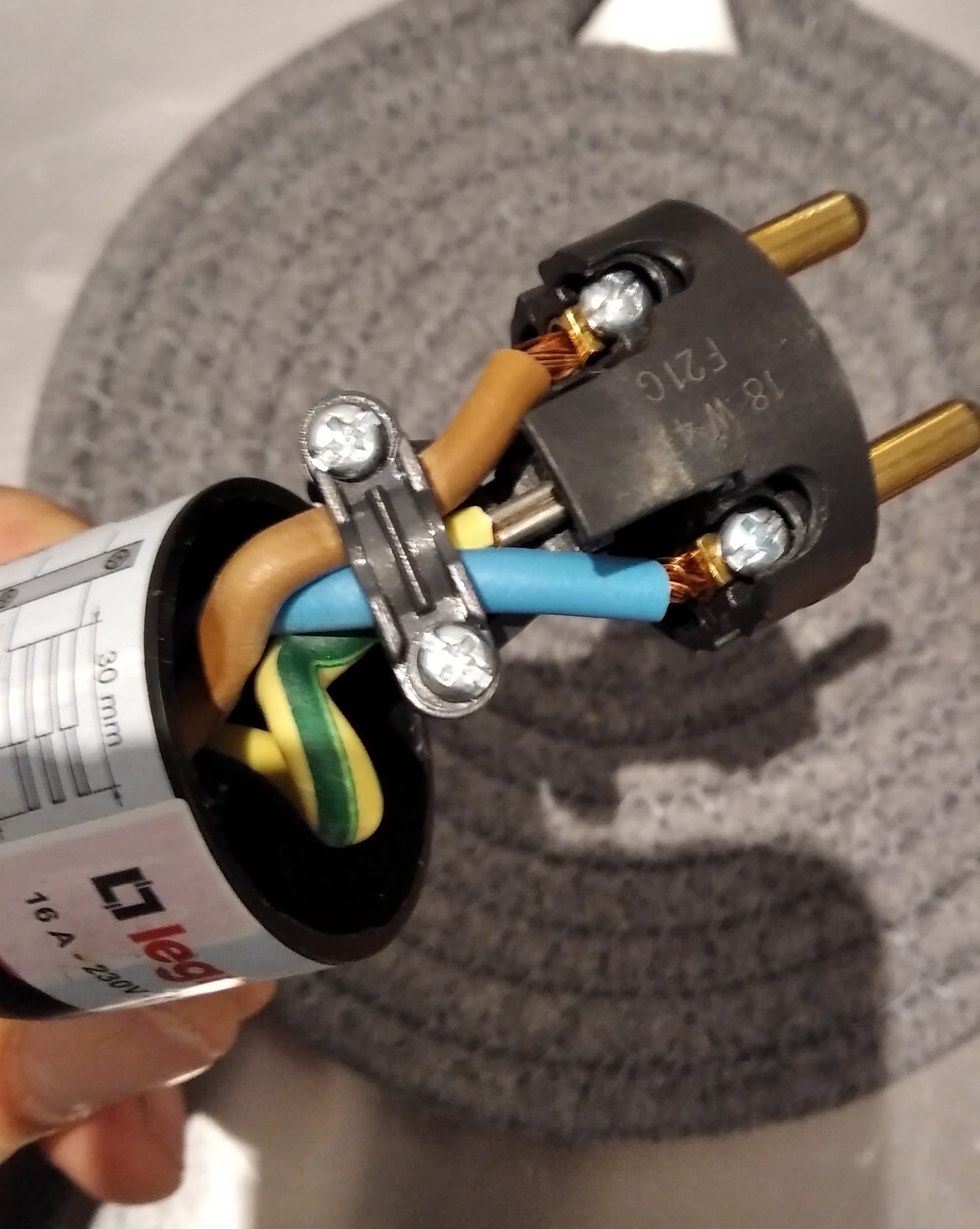 Erreur électrique : fils souples raccordés sans embout de câblage, risque d’incendie