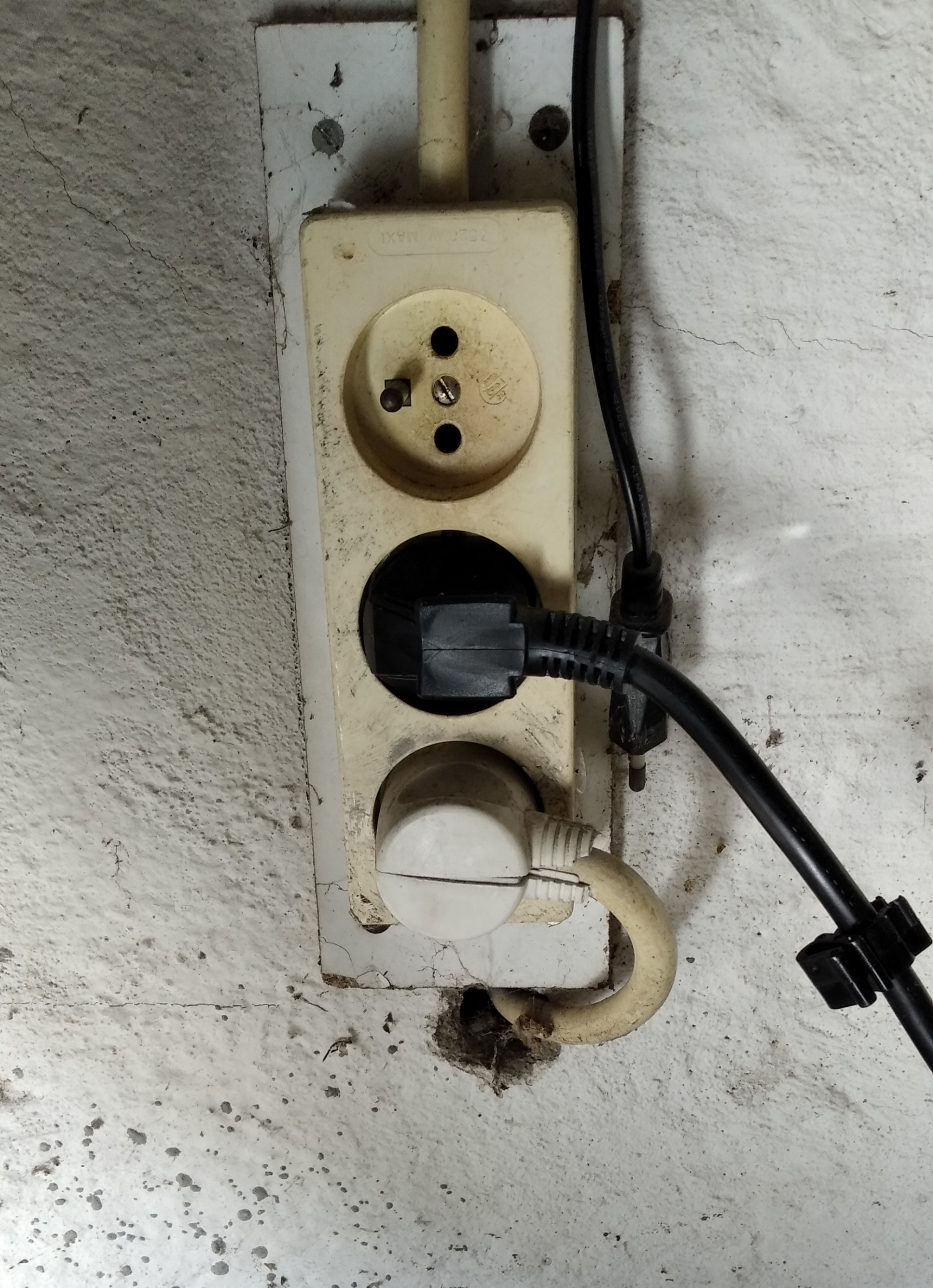 Danger : enchaînement de multiprises surchargées, risque de court-circuit