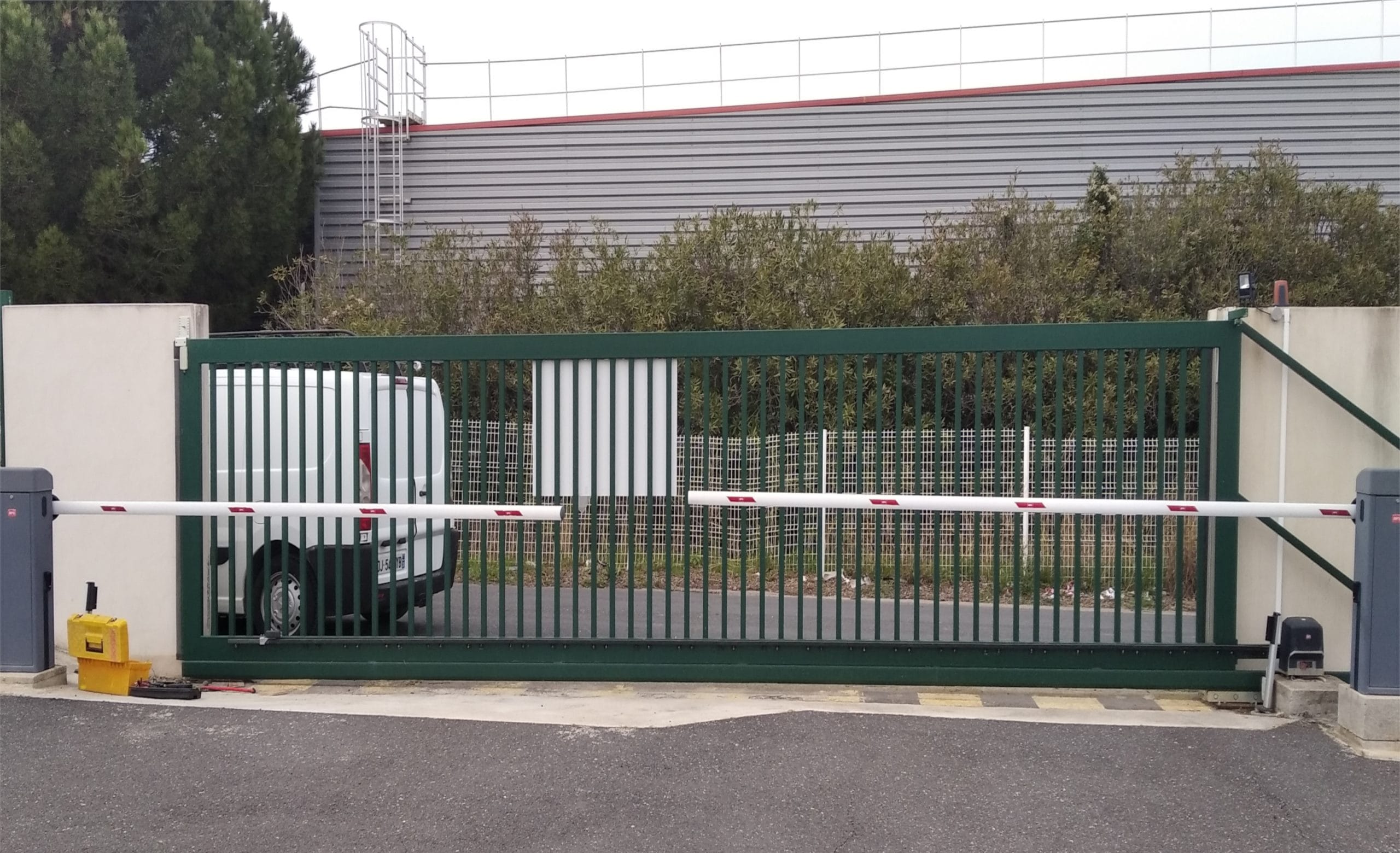 Portail coulissant autoportant et barrières automatiques sur un site industriel. Réparation par Altéa Automation {{brizy_dc_image_alt imageSrc=