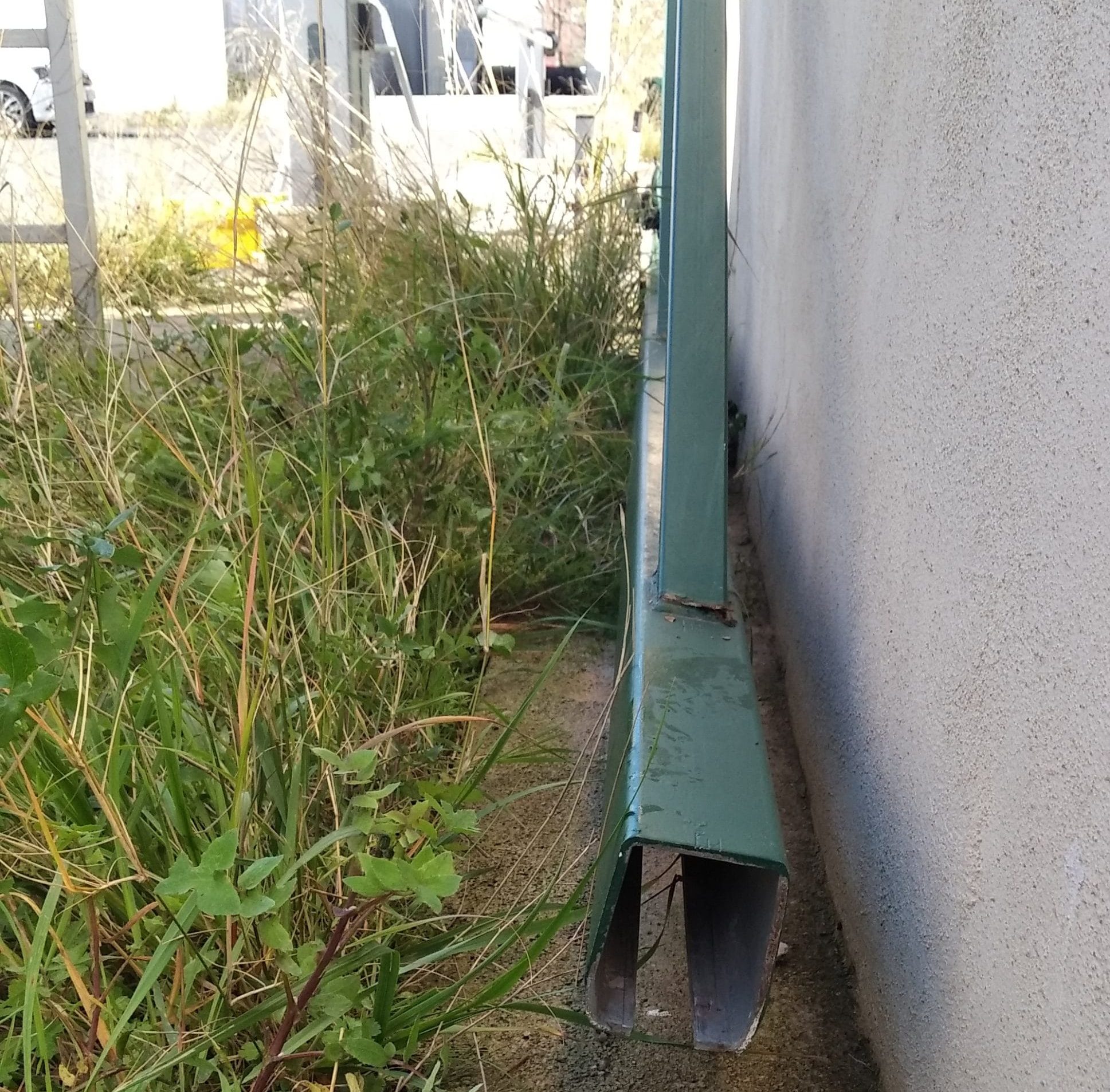 pièce maitresse d'un portail autoportant vrillée et jambe de force déchirée suite à la chute du portail {{brizy_dc_image_alt imageSrc=