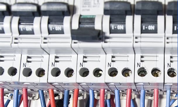 rangée de disjoncteurs électriques {{brizy_dc_image_alt imageSrc=